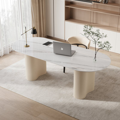 Bureau 71 po avec pieds à colonnes romaines blanches, bureau moderne en faux marbre et ordinateur