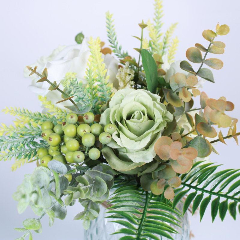 Arrangement artificiel de fleurs artificielles dans un vase