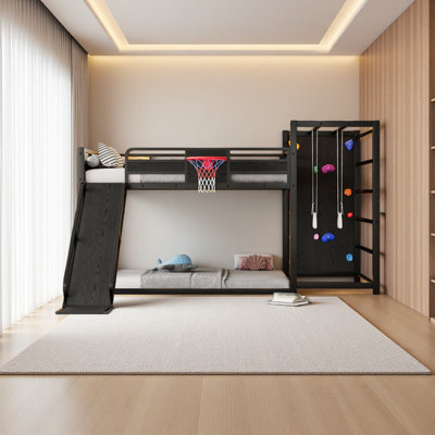 Lit mezzanine en métal avec panier de basketball, anneaux de traction, mur d'escalade et étagères intégrées. Conception ludique pour enfants avec glissade