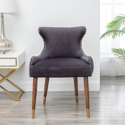 Fauteuil d'appoint en velours exquis avec garniture cloutée pour un confort accru et un style intemporel dans tout décor intérieur