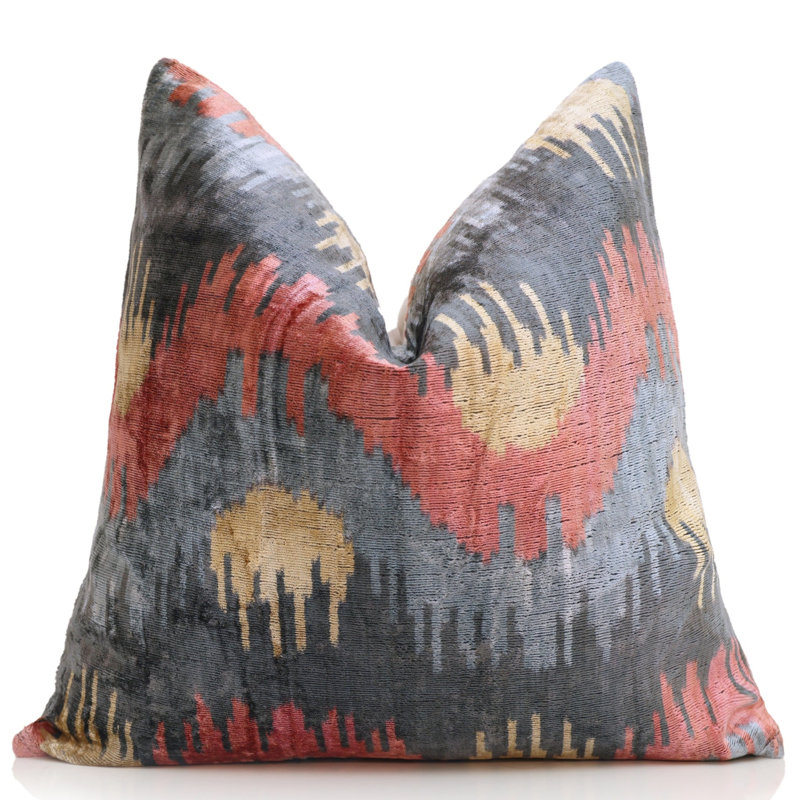 Coussin en velours de soie ikat gris anthracite et corail – 50 x 50 cm
