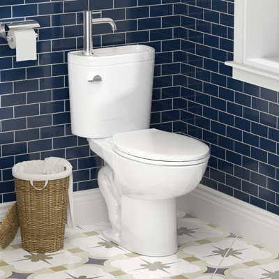 Toilette moderne deux pièces avec robinet, siège allongé, chasse d'eau à haut rendement et couvercle à fermeture en douceur