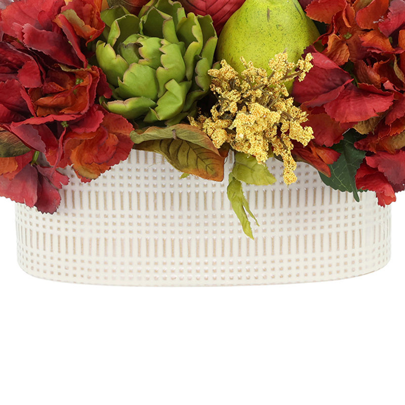Arrangement d'automne avec hortensias, artichauts et astilbe
