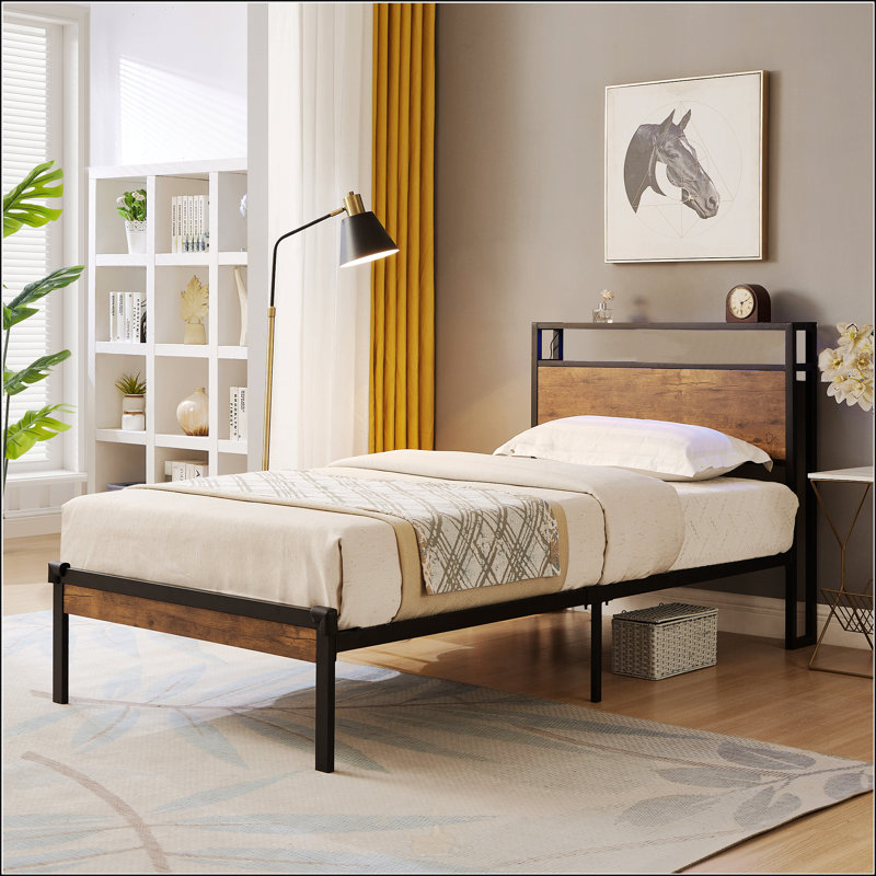 Élégante base de lit plateforme en métal avec tête de lit et pied de lit en bois, doublure USB et rangement sous le lit pour plus de commodité.