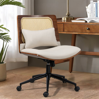 Fauteuil de bureau large en rotin avec siège lombaire et pieds croisés