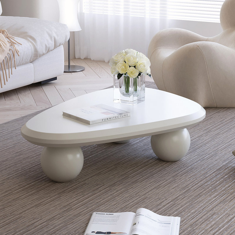 Table basse moderne en bois avec design spécial pour petits espaces