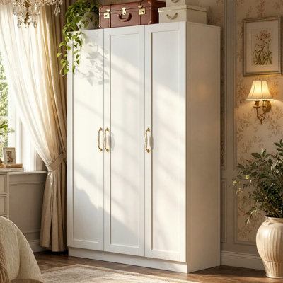 Armoire 3 portes avec design élégant