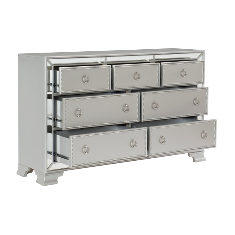 Commode 7 tiroirs à finition argentée glamour avec bordure miroir biseautée et poignées en faux cristal