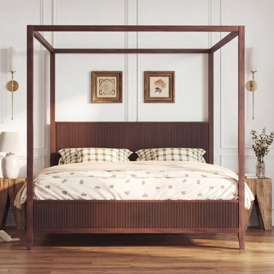 Très grand lit plateforme à baldaquin en bois avec lattes de soutien, conception cannelée élégante et esthétique intemporelle pour les chambres modernes et traditionnelles