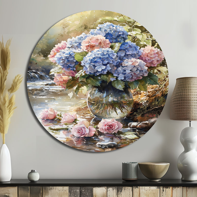 Hortensias et roses au bord de la rivière - impression d'hortensias sur un cercle métallique, H 16 po x l 16 po