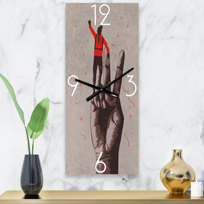 Horloge murale victorieuse avec homme avec bras levé