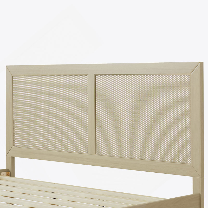 Lit plateforme en bois massif exquis orné de rotin, alliant durabilité, style et confort pour une chambre de rêve.