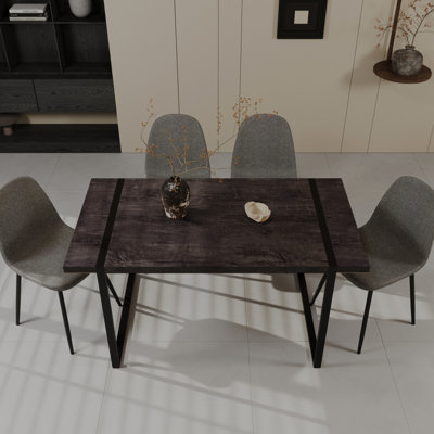 Ensemble de table et de chaises de salle à manger noires, matériaux de qualité, style industriel moderne, chaise en bois avec pattes en métal, très tendance.