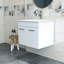 Meuble-lavabo mural 24 po avec lavabo, meuble-lavabo mural avec portes doubles, armoire de salle de bain murale, charnières à fermeture en douceur, longues poignées en métal, cuve en céramique, blanc brillant