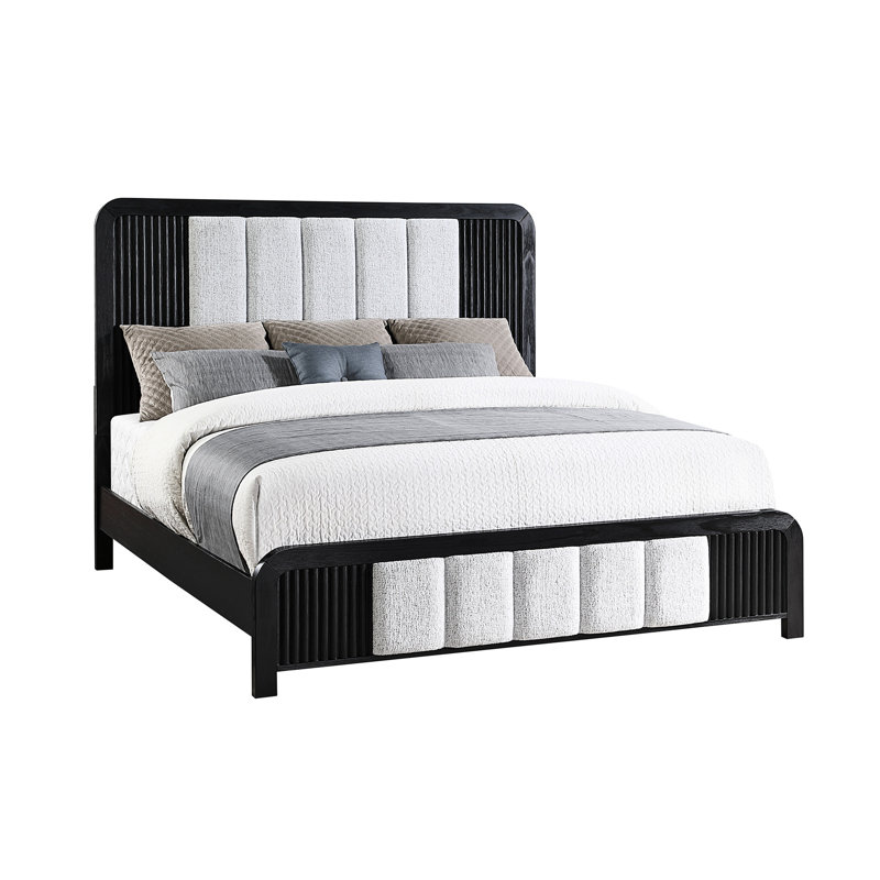 Très grand lit avec détails cannelés, tête de lit partiellement rembourrée et lit de style à profil bas, bords arrondis, motif noir et blanc, décor en bois brun, fabrication en bois d'hévéa, bois massif et noyau