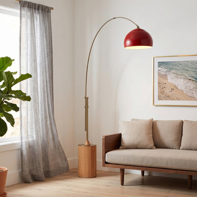 Lampe à arc 1 lumière en demi-dôme 92 po Tambo, abat-jour demi-dôme rouge cramoisi, corps en laiton patiné, base en bois clair, à intensité variable, pour le salon ou la chambre à coucher