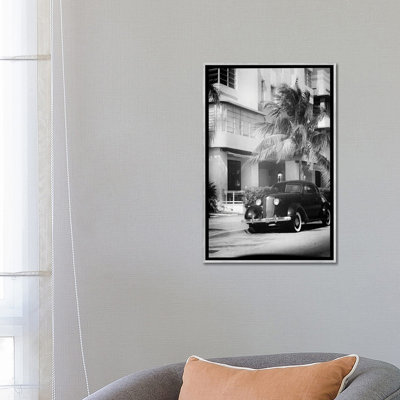 «Miami Art Deco District With An Antique Auto, Florida», reproduction d'art sur toile encadrée