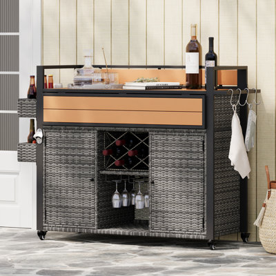 Chariot de barbecue extérieur en osier l 52,8 po avec plateau en bois en plastique, îlot de cuisine sur roulettes avec armoire de rangement