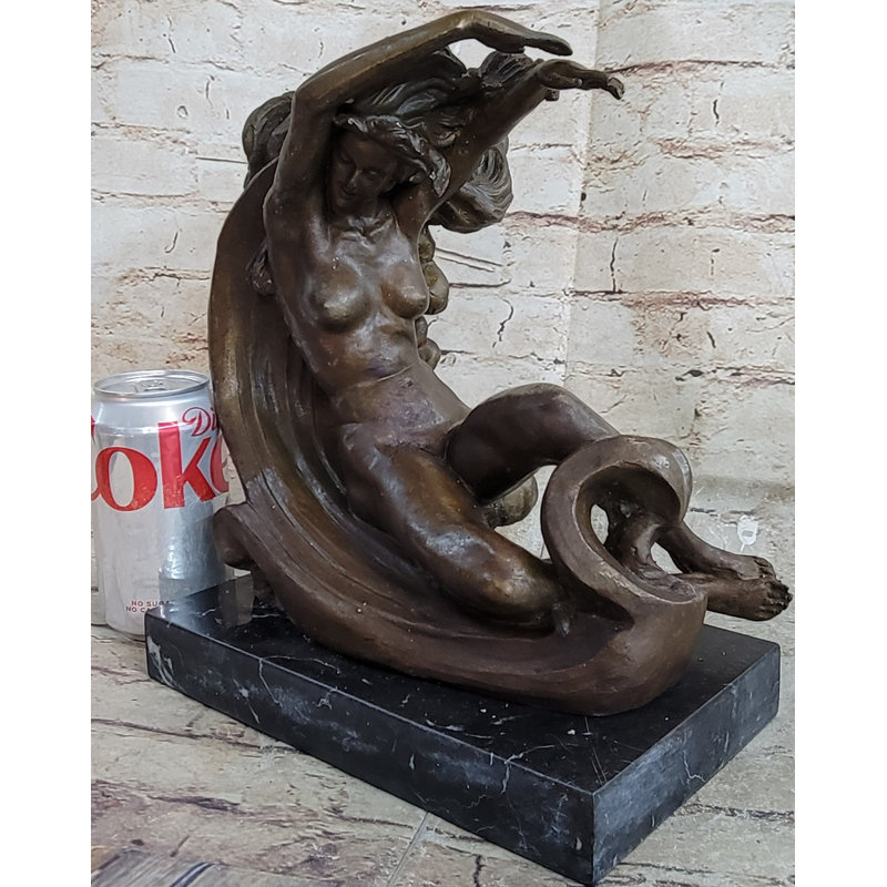 Sculpture Frio Venus reposant sur la lune