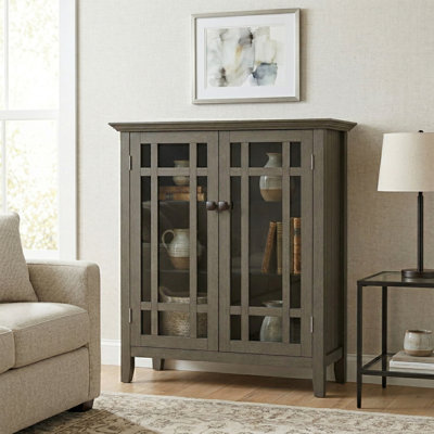 Vitrine moyenne en bois massif de 39 po Bedford avec portes en verre et tablettes réglables Bedford