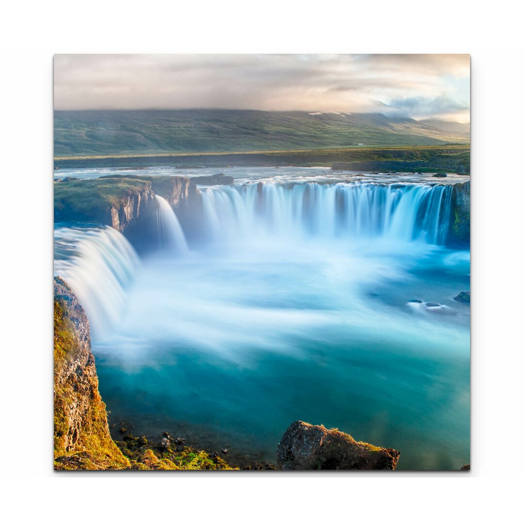 Leinwandbild Wunderschöner Wasserfall auf Island