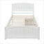 Lit plateforme simple en bois massif blanc épuré avec rangement sous le lit pour un usage résidentiel, style intemporel moderne