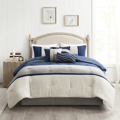 L'édredon 7 pièces en faux suède - Grand lavable bleu comprend l'édredon, les taies décoratives, les coussins décoratifs et la jupe de lit