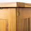 Coffre de terrasse spacieux en bois d'acacia avec ventilation à lattes, couvercle à charnières et construction résistante aux intempéries pour le rangement extérieur.