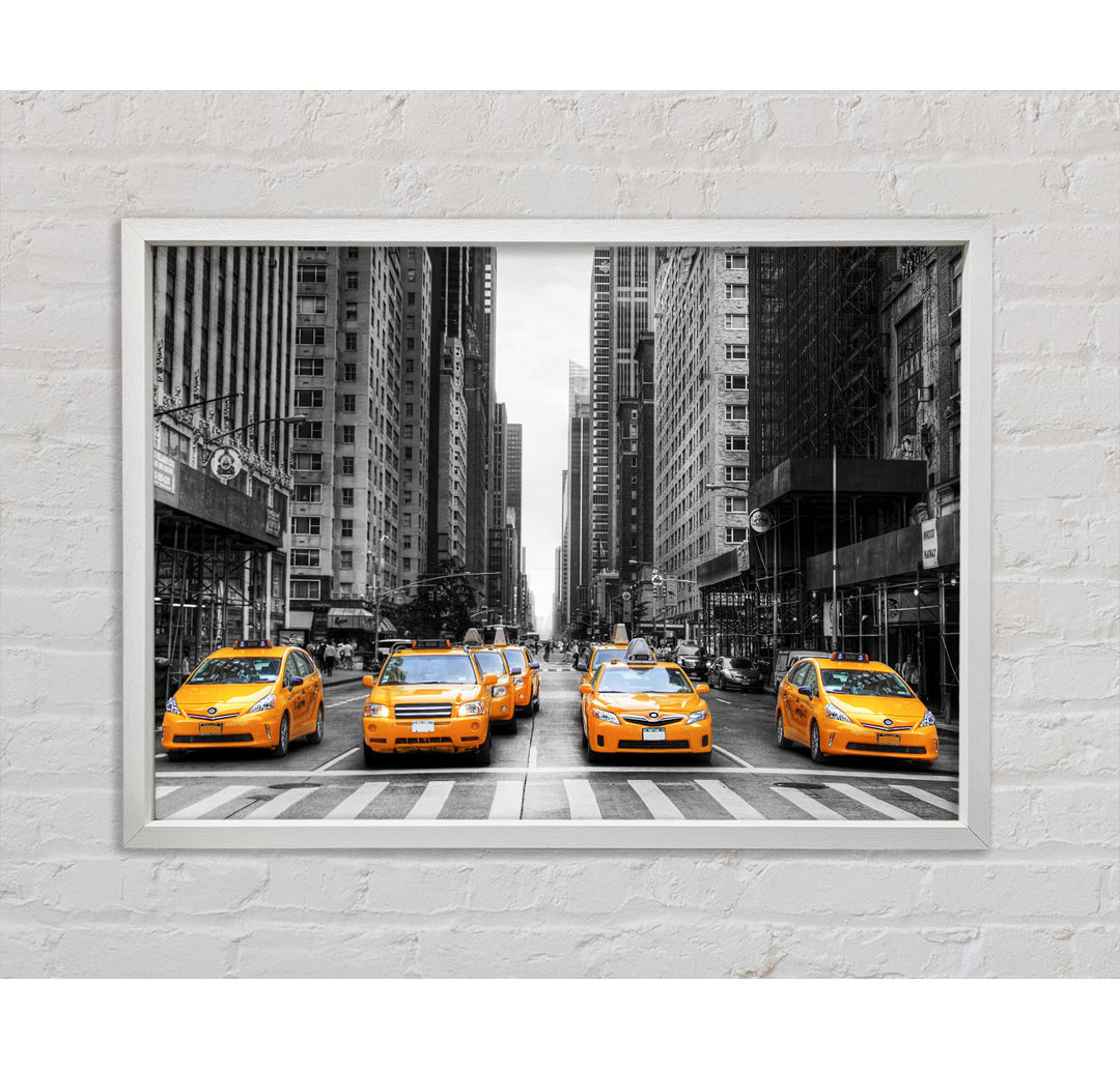 Yellow Cab Line Up Streets - Einzelbildrahmen Kunstdrucke auf Leinwand