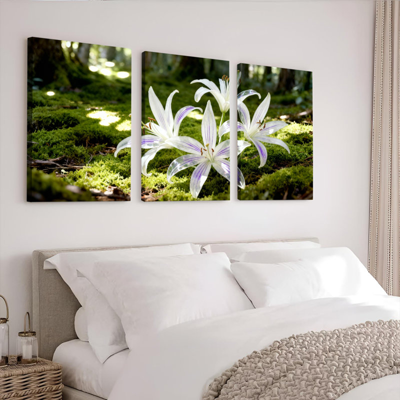 «White Lily Flowers in Forest Moss», reproduction d'art sur toile tendue sur toile (ensemble de 3), H 36 po x l 72 po