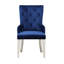 Chaise haute en tissu bleu, finition platine antique, assise rembourrée fixe à hauteur standard, dossier uni, garniture cloutée, anneau de tirage extérieur, ceinture, bouton, accoudoirs bas, piètement en bois