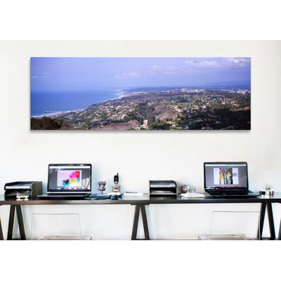 Bâtiments sur une colline, La Jolla, océan Pacifique, San Diego, Californie - Reproduction de photo panoramique non encadrée