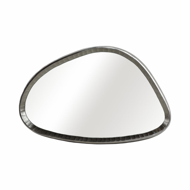 Miroir mural décoratif asymétrique avec cadre en métal texturé Nikolas - Grand miroir mural parfait pour les décorations de salle de bain, de chambre à coucher ou de salon - Miroir décoratif chic pour décorations d'intérieur - 24 po, argent
