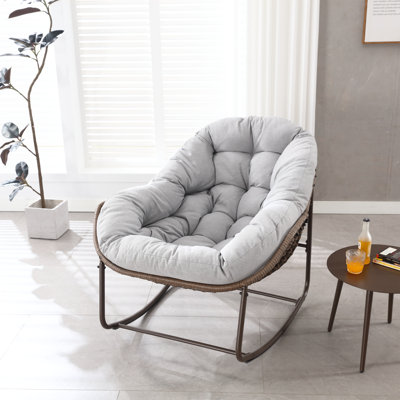 1 chaise berçante en osier avec structure en métal