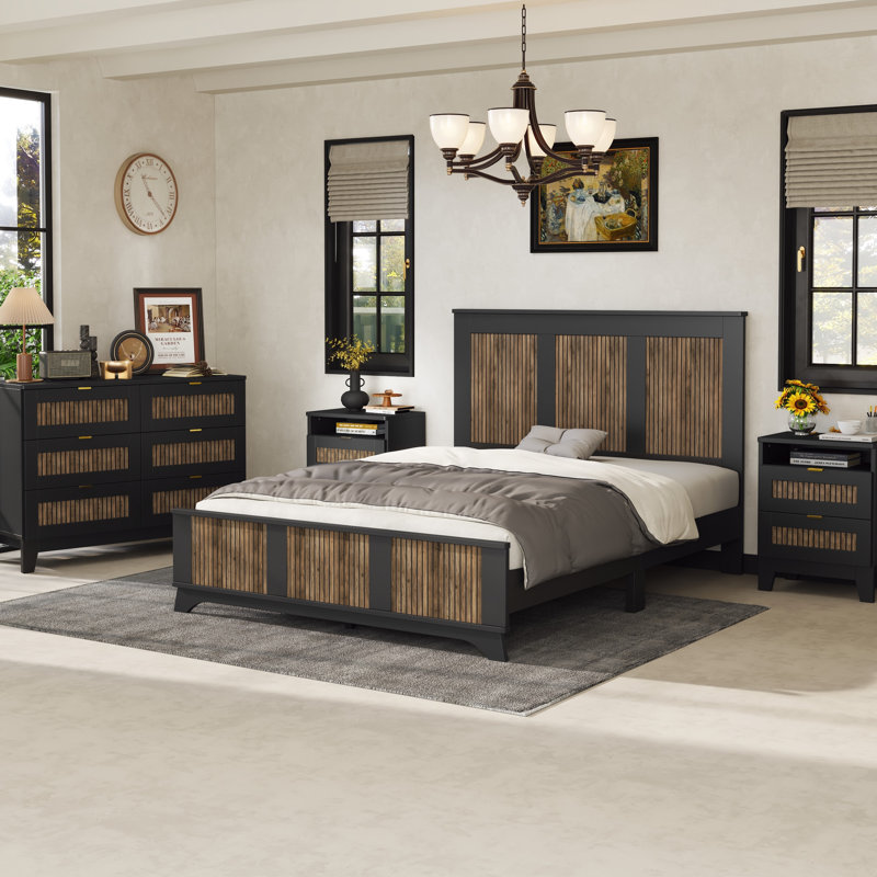 Grand lit de 4 chambres: lit plateforme, tables de chevet et commode avec une ambiance de construction, bande de bois noir