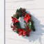 Couronne d'épinette et de baies de poinsettia de 18 po