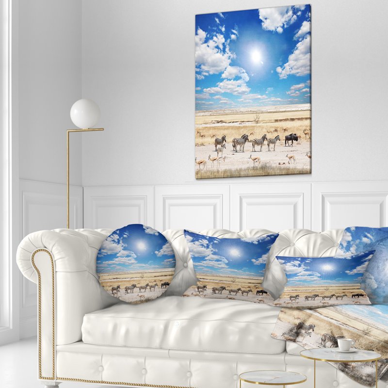 Zèbres errants sous un ciel lumineux - Coussin imprimé paysage