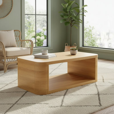Table basse rectangulaire de couleur miel clair avec un plateau spacieux et un design ouvert.