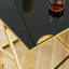 Console moderne en verre, derrière le canapé