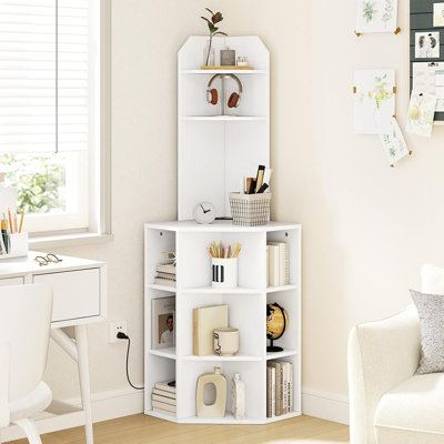 Étagère d'angle à 6 niveaux avec station de charge, bibliothèque en bois de 63 po de hauteur, 2 ports USB et 2 prises, armoire de rangement pour le salon, la cuisine ou la chambre à coucher, blanc /