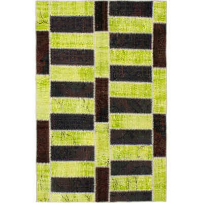Tapis unique en laine noué à la main style Kosak des années 2010 de 4 pi 10 po x 7 pi 7 po noir / vert Kallahan