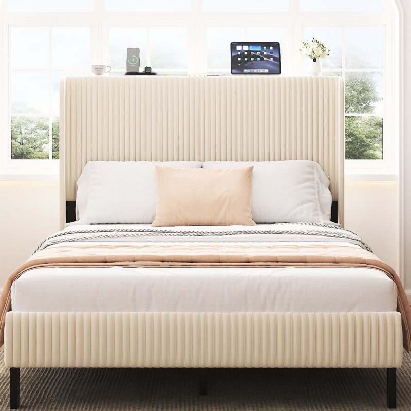 Structure de lit plateforme double avec tête de lit et station de charge, revêtement en velours beige, bruit, facile à assembler, aucun sommier requis, lattes en métal pour le support du matelas - dans la tête de lit,