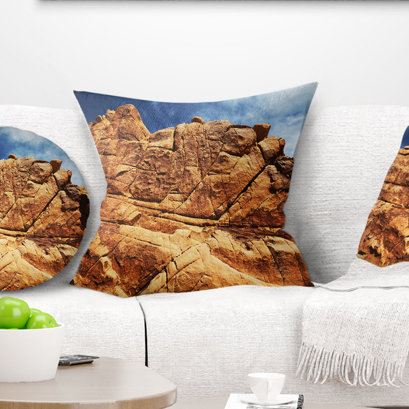 Coussin Rocky Terrain Under Blue Sky, 16 po x 1 po, Coussin décoratif