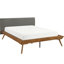 Lit plateforme en châtaignier et gris foncé avec rembourrage texturé et chambre avec coussin en mousse-1906073249