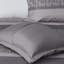 Édredon 7 pièces pour grand lit. Gris / taupe Motif de broderie. Comprend un édredon, des taies décoratives, des oreillers et une jupe de lit. Facile à entretenir. . 3 décoratifs 1 propre-126363500-126363503
