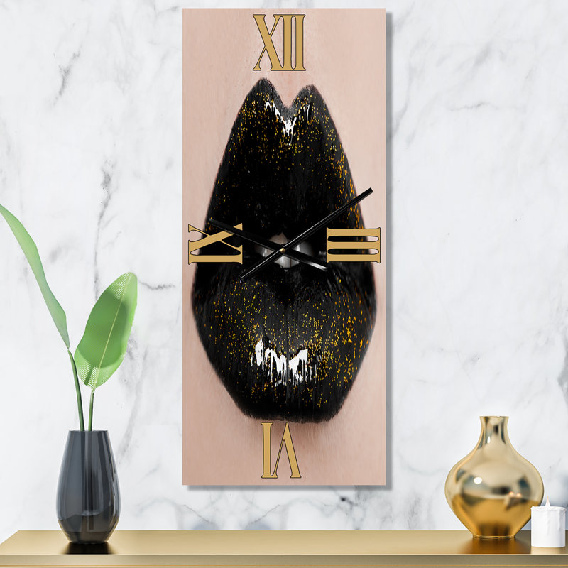 Gros plan sur la magnifique femme Lips I - horloge murale moderne, Petit
