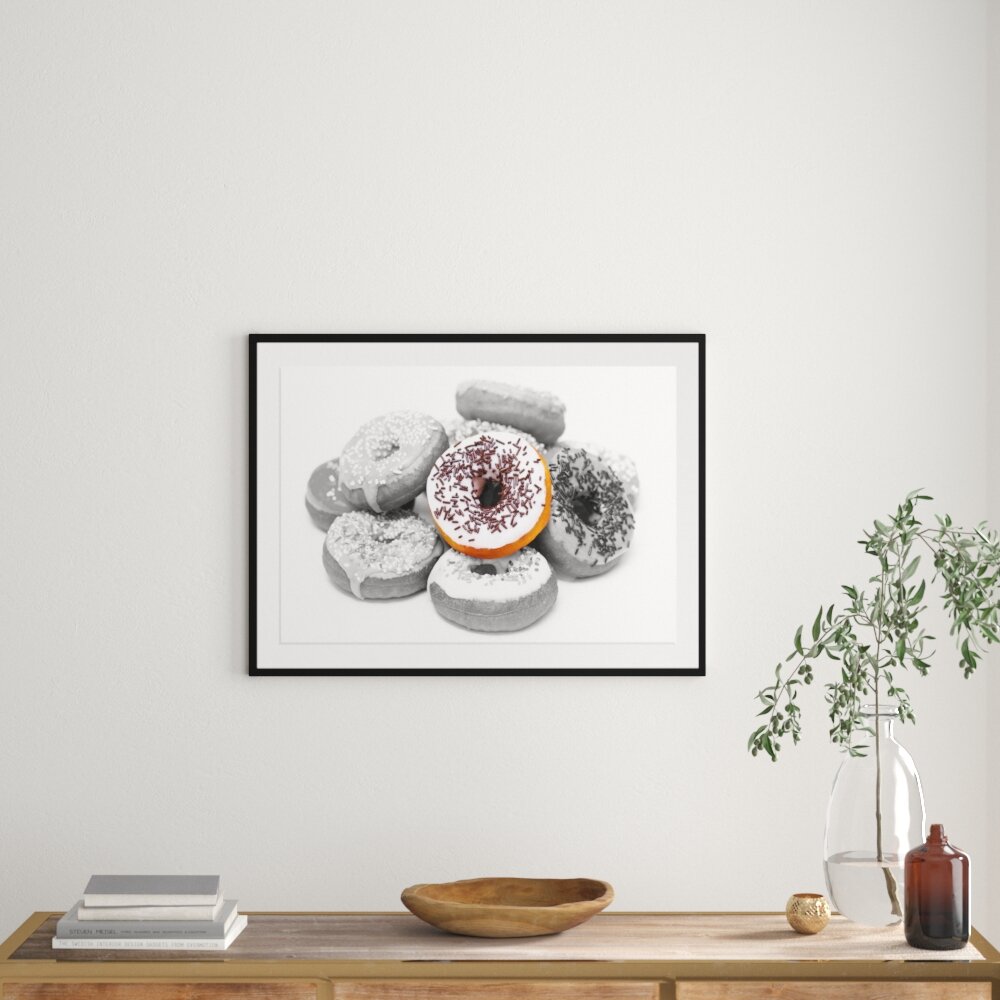 Gerahmtes Fotoposter "Glasierter Donut mit Streuseln