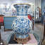 Vase en porcelaine à volutes bleues et bronze doré