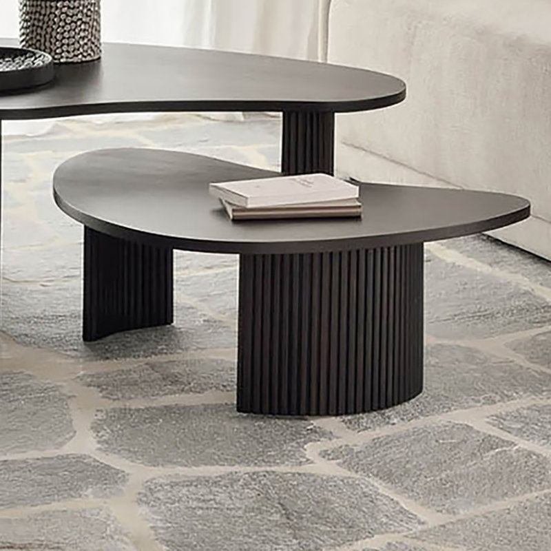 Une table basse en bois massif