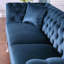 Canapé Chesterfield, canapé Stanford, canapé Chesterfield de haute qualité, canapé bleu azur, touffeté et froissé; canapé Stanford contemporain. Canapé capitonné avec accoudoirs et dossier à volutes-1291963968